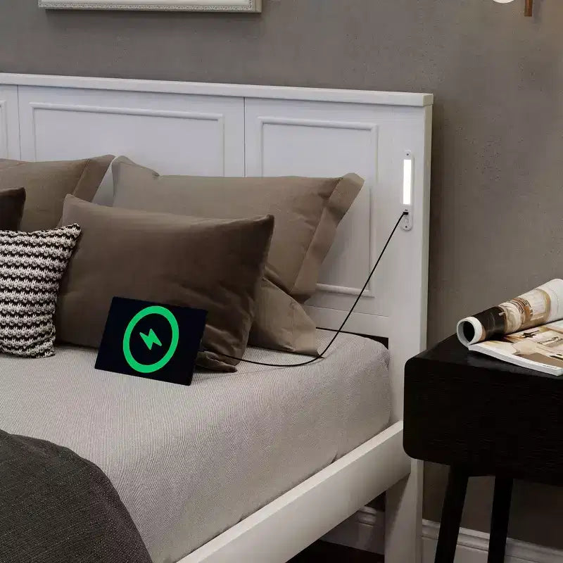 Cadre de lit de ferme avec tête de lit haute, lumières LED et station de charge USB