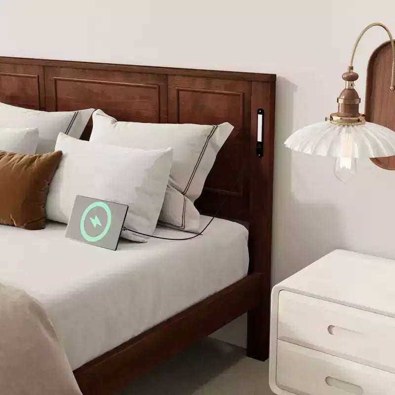 Cadre de lit de ferme avec tête de lit haute, lumières LED et station de charge USB